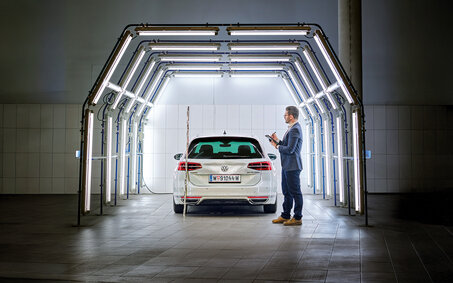 Michael Planer überprüft ein weißes Auto im Lichttunnel
