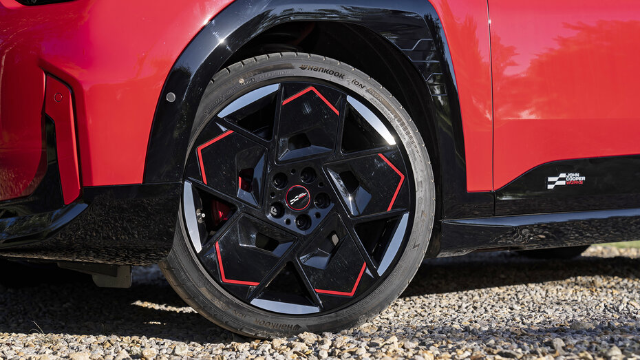 Schwarz-rote-Felgen eines roten Mini JCW Aceman.