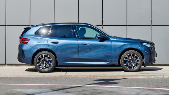 Seitenansicht eines großen, blauen SUV