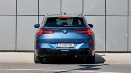 Heckansicht eines großen, blauen SUV