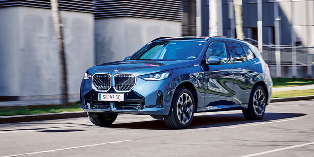 Großes, blaues SUV in Fahrt