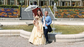 Die Redakteurin gemeinsam mit der Sisi-Darstellerin vor dem Kongresshaus in Bad Ischl.