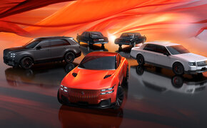 Drei schwarze, ein weißes und ein oranges Auto von Century im Kreis aufgestellt