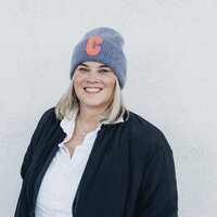 Catharina Schmidt, eine blonde Frau, hat eine Haube auf und steht vor hellgrauem Hintergrund. Bilder zu Artikel über Cattharina Schmidt.