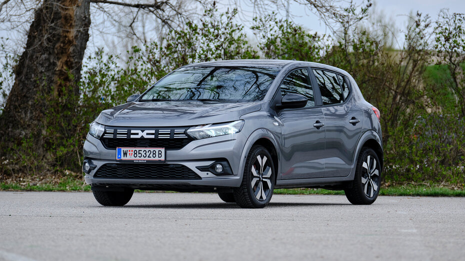 Dacia Sandero_Seite vorne_Sebi_CMS.jpg