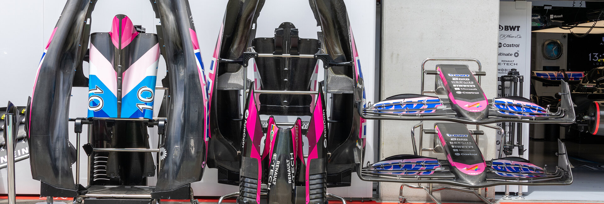 Abdeckungen eines Formel 1 Autos stehen vor einer Box.
