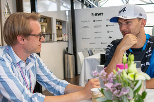 Der Formel-1-Fahrer Pierre Gasly unterhält sich mit einem Journalisten.