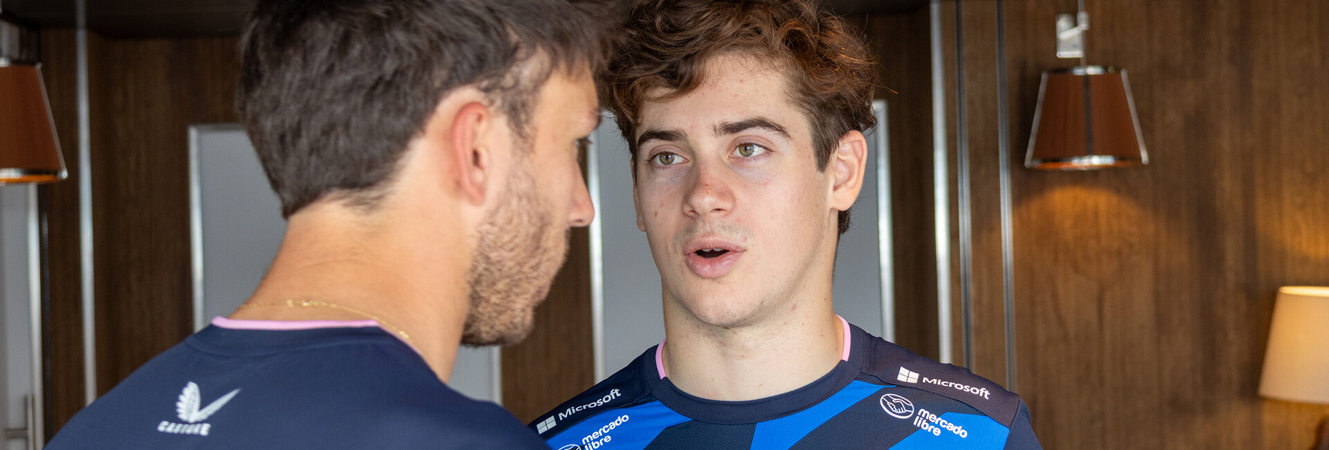 Der Formel-1-Fahrer Franco Colapinto unterhält sich mit seinem Teamkollegen Pierre Gasly.