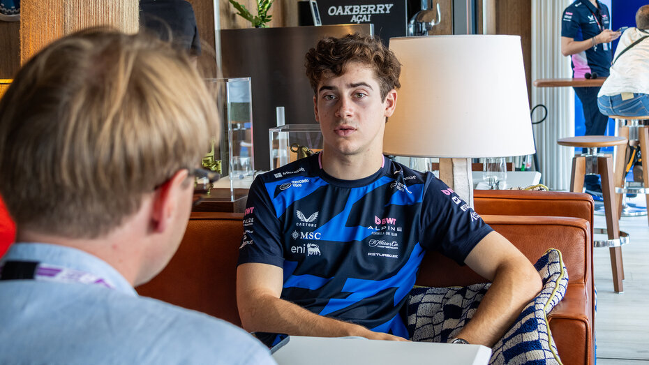 Ein Journalist unterhält sich mit dem F1-Fahrer Franco Colapinto.