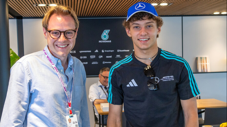 Der Formel-1-Fahrer Kimi Antonelli posiert mit einer zweiten Person für ein Foto.