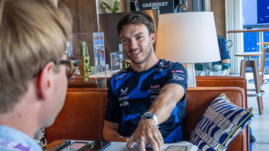 Ein Journalist unterhält sich mit dem F1-Fahrer Pierre Gasly.