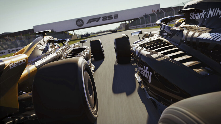 Screenshot aus F125. Rennautos nebeneinander auf der Strecke