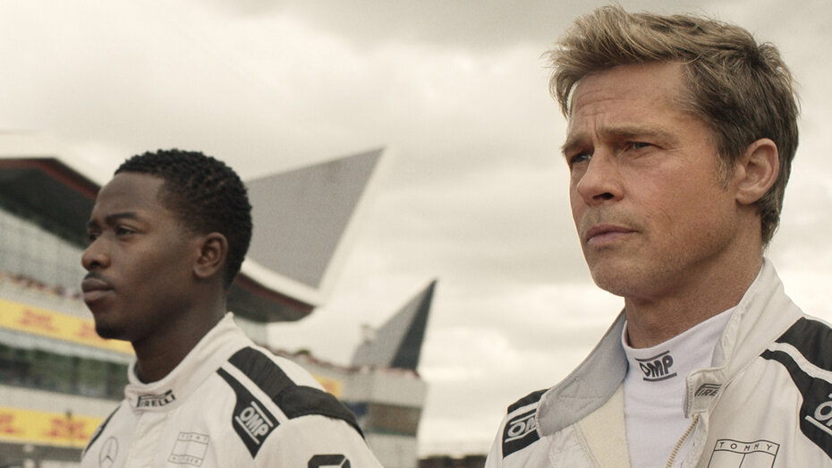 Die Schauspieler Brad Pitt und Damson Idris in Rennanzügen