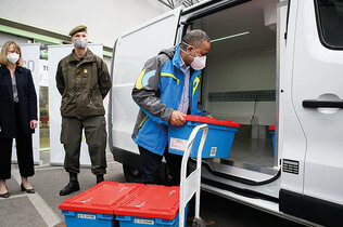 Fahrer Impfstoff Auto _CMS.jpg