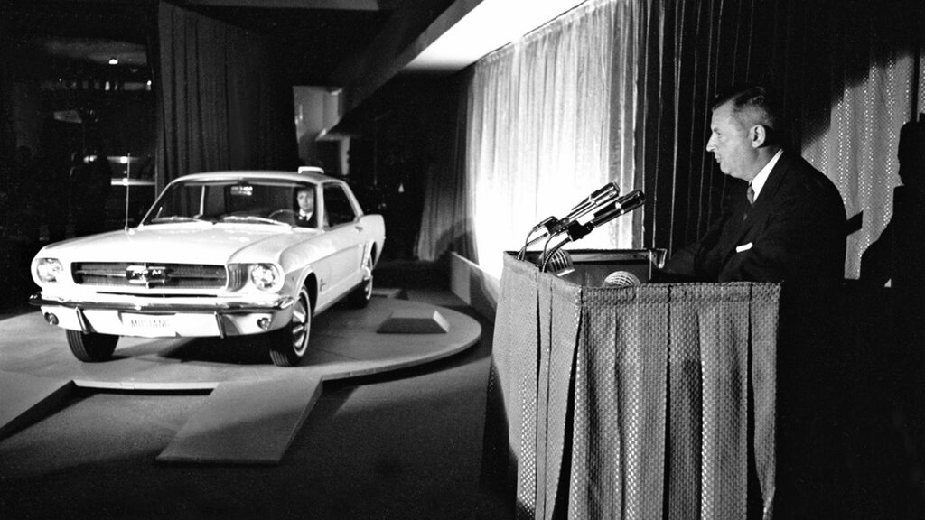 Ford Mustang Historisch_1964_Worlds_Fair_introduction_CMS.jpg Ford