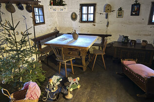 Freilichtmuseum: Eine alte Bauernstube mit Weihnachtsbaum.