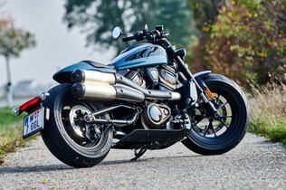 Am Seitenständer abgestellte Harley Davidson Sportster S von schräg hinten fotografiert.