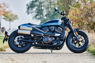 Am Seitenständer abgestellte Harley Davidson Sportster S seitlich fotografiert.
