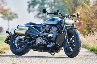 Am Seitenständer abgestellte Harley Davidson Sportster S von schräg vorne fotografiert.