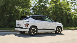 Hyundai Kona, weiß fahrend