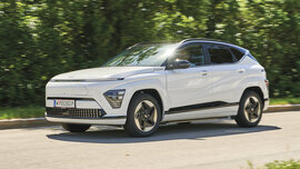 Hyundai Kona, weiß fahrend