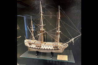 Hier das Modell eines Kriegsschiffs aus dem Jahr 1760, das mit 64 Kanonen bestückt ist.