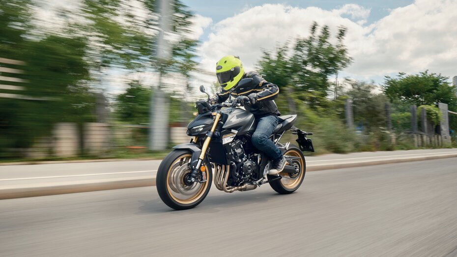 Ein Mann fährt eine Honda CB1000 Hornet