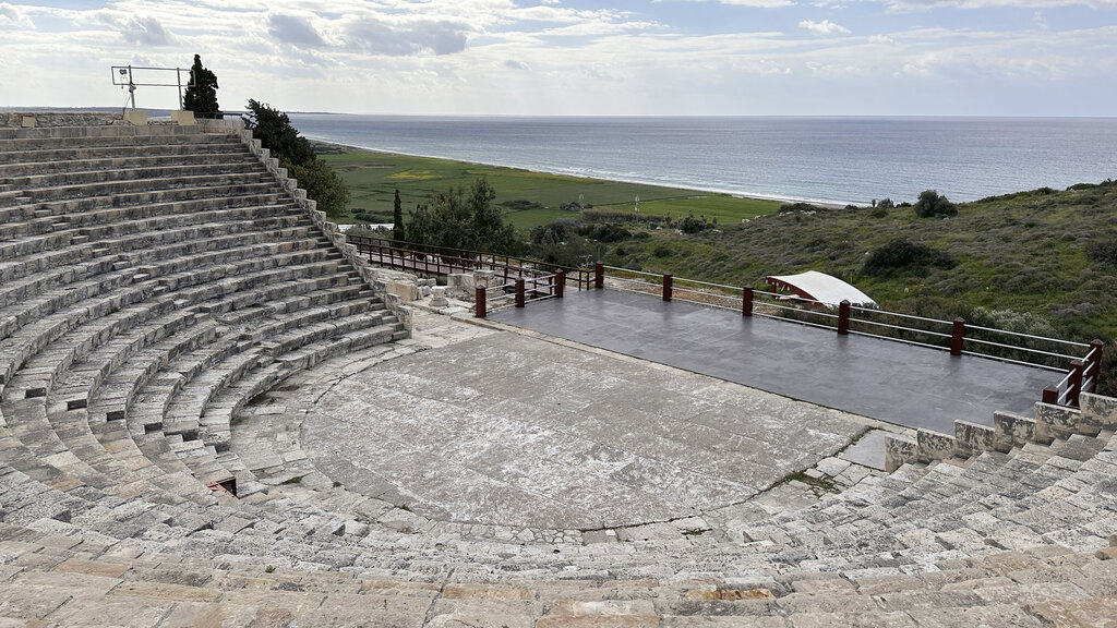 Ausgrabungsstätte von Kourion auf Zypern. Antikes Theater, im Hintergrund das Meer.