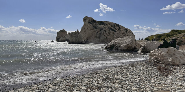 Der Aphrodite-Felsen auf Zypern, davor Strand.
