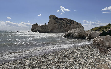 Der Aphrodite-Felsen auf Zypern, davor Strand.