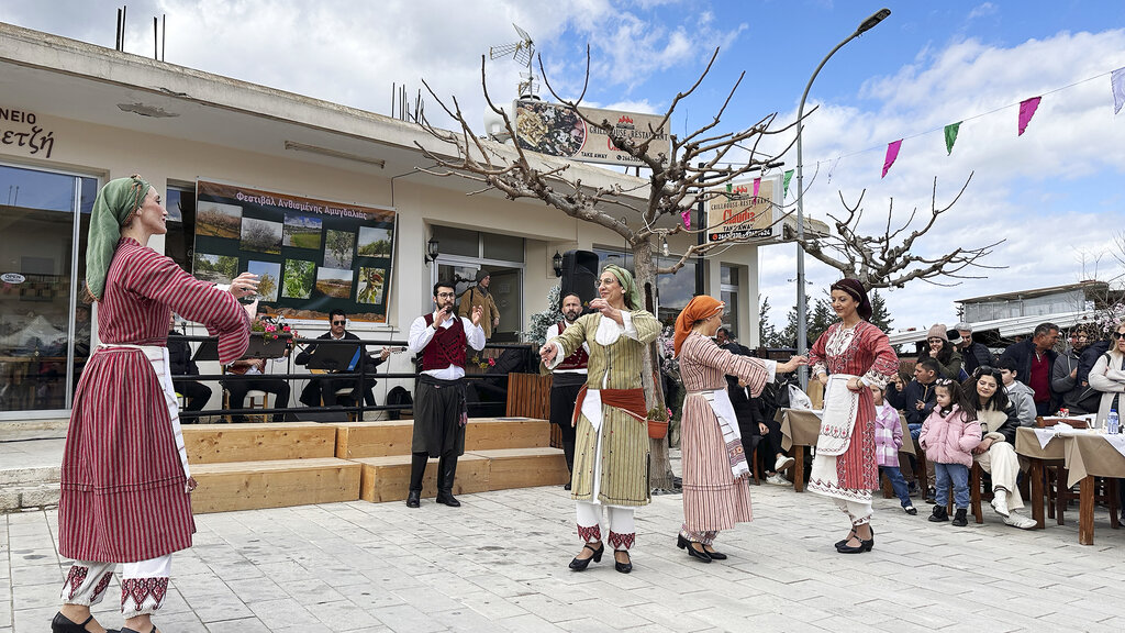 Zypriotische Folkloretänzerinnen tanzen auf einem Ortsfest.