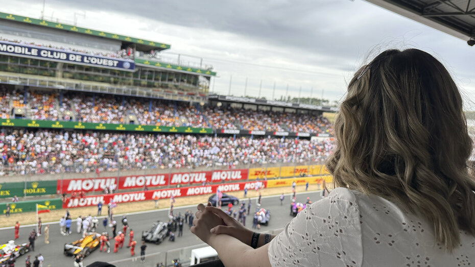 Redakteurin Verena Schauer schaut auf die Strecke von Le Mans.