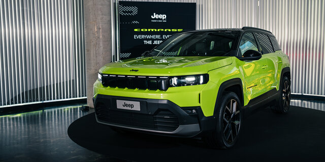 Ein limettengrünes Jeep-SUV bei seiner Präsentation