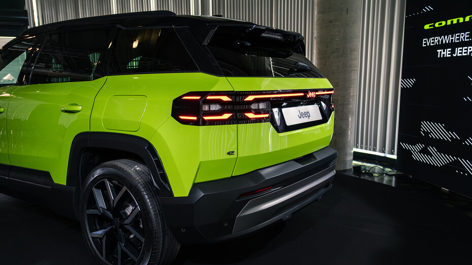 Das Heck eines limettengrünen Jeeps