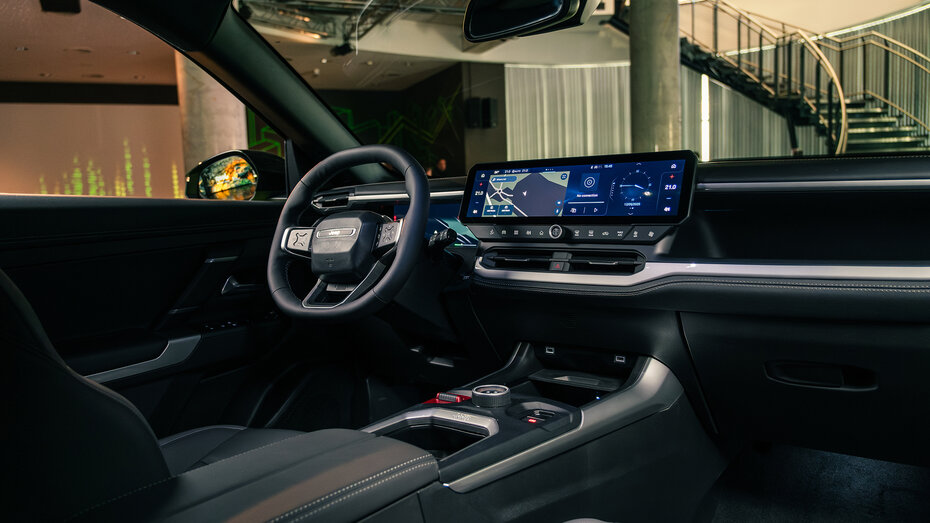 Das Cockpit eines Autos mit schwarzem Interieur