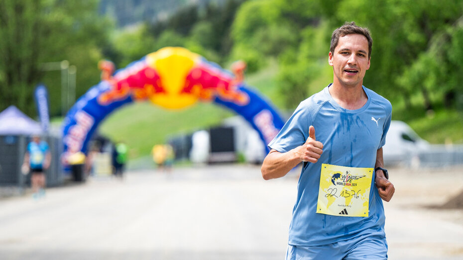 Der Rennfahrer Klaus Bachler beim Joggen.