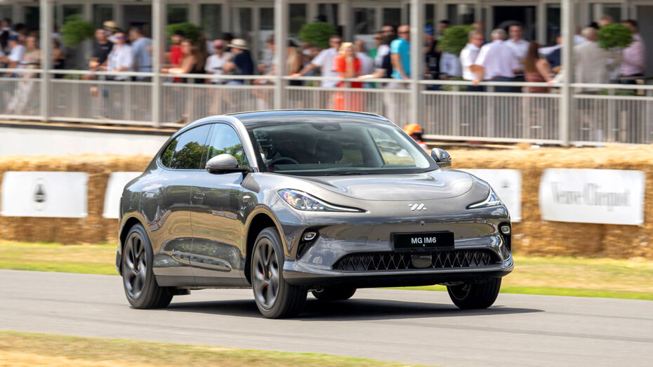 Ein graues SUV-Coupé fährt über die Goodwood-Hillclimb-Strecke.