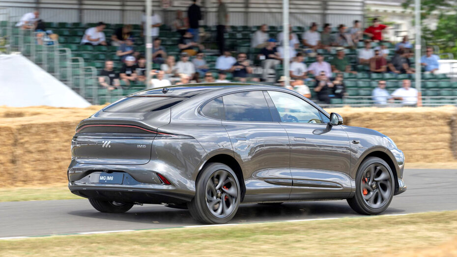 Ein graues SUV-Coupé fährt über die Goodwood-Hillclimb-Strecke.