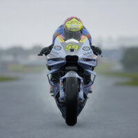 Screenshot aus dem Spiel "MotoGP 25". Motorradfahrer frontal zu sehen, er fährt im Regen.