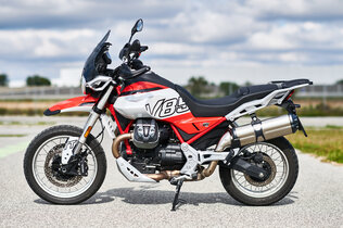 Moto Guzzi V85 TT am Seitenständer stehend seitlich fotografiert