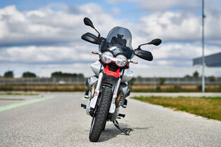 Moto Guzzi V85 TT am Seitenständer stehend gerade von vorne fotograftiert