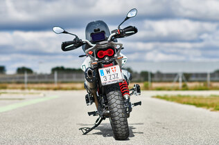 Moto Guzzi V85 TT am Seitenständer stehend gerade von hinten fotografiert
