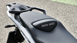 Foto vom hinteren Ende der Sitzbank der Moto Guzzi V85 TT