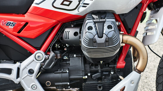 Zu sehen ist der rechte Motorblock des Guzzi-V2.