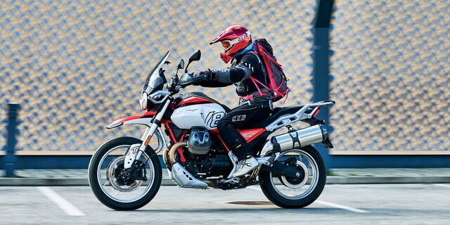 Moto Guzzi V85 TT fahrend seitlich fotografiert