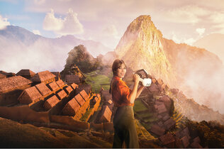 Visual der immersiven Ausstellung von Machu Piccu. Eine Frau mit VR-Brille steht bei den Ruinen der alten Stadt.