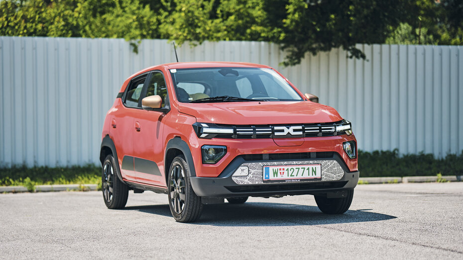 Dacia Spring stehend