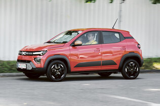Dacia Spring fahrend