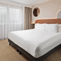 Zimmer im mercure London. Man sieht das Doppelbett.