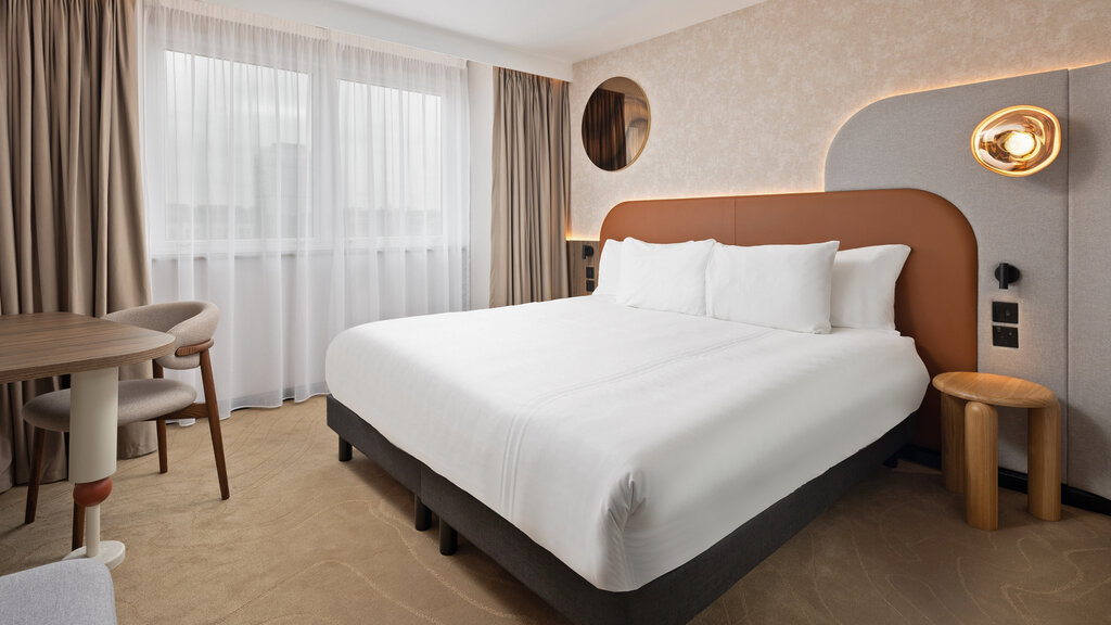 Zimmer im mercure London. Man sieht das Doppelbett.